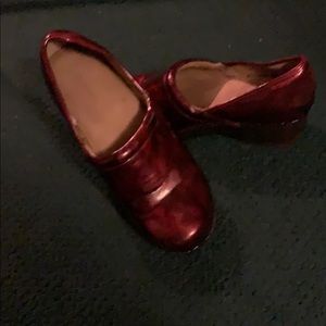 A SIZE 9 PAIR OF POLISHED RICH BURGUNDY SLIP ON